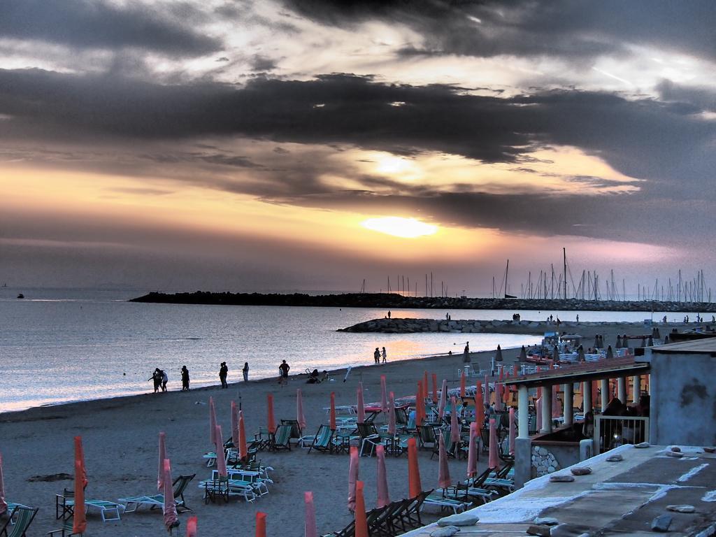 Hotel Aurora Marina di Cecina Eksteriør billede