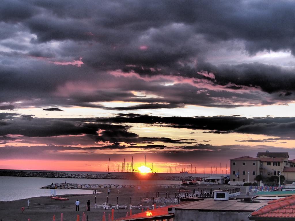 Hotel Aurora Marina di Cecina Eksteriør billede